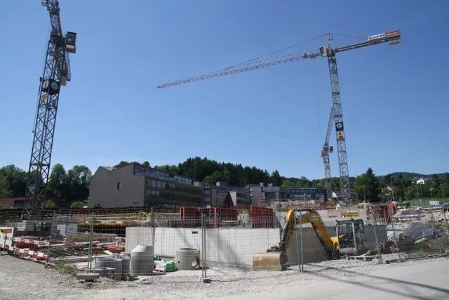 Eine Baustelle mit Kranen im Esslinger Dreieck. 